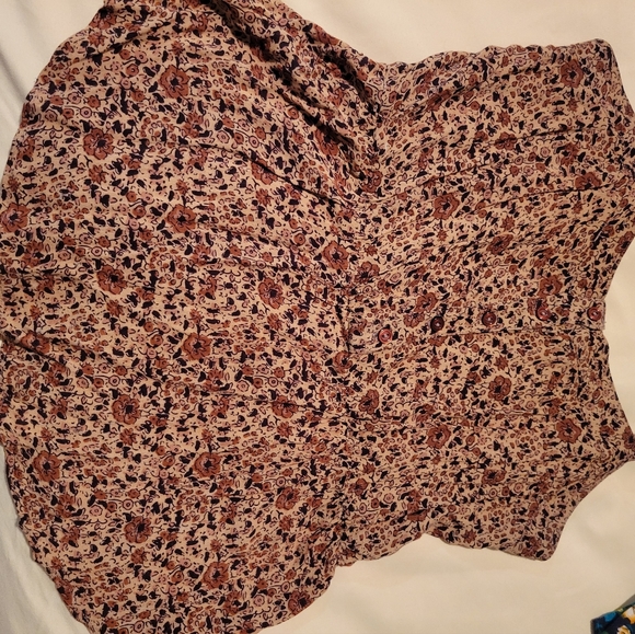 Tank tops with button accents - Picture 4 of 6